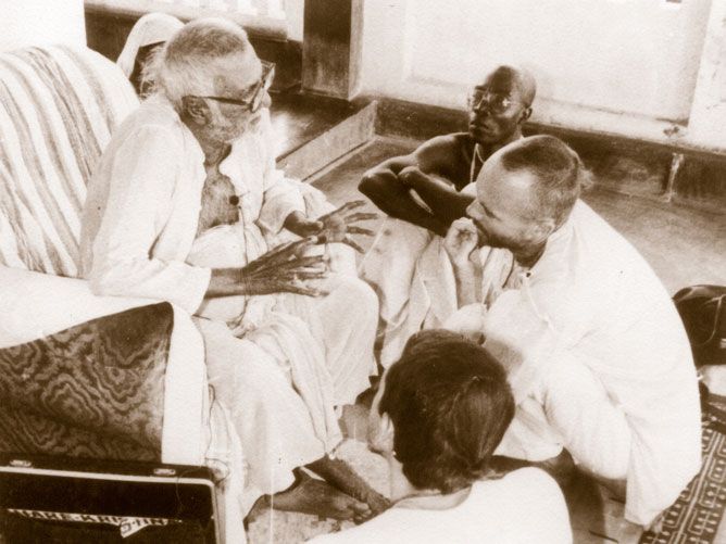 Srila-Sridhar-Maharaj-speaking-to-devotees