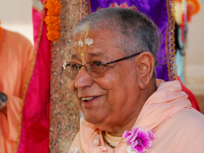 Srila-Govinda-Maharaj-Smiling-in-Nabadwip